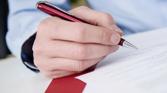 Bei einem Änderungsvertrag beendet der Arbeitgeber mittels einseitiger Erklärung das Arbeitsverhältnis und bietet gleichzeitig an, es mit zu veränderten Bedingungen fortzusetzen. - © Andrea Warnecke/dpa-tmn