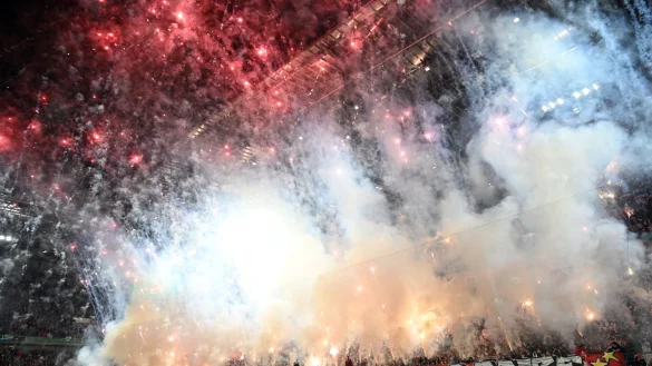 Der 1. FC Köln muss tief in die Tasche greifen, weil Fans massiv Pyrotechnik zündeten. - © Federico Gambarini/dpa