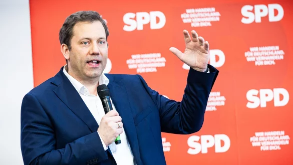 SPD-Chef Klingbeil warnt vor einem Scheitern des Koalitionsvertrags. - © Moritz Frankenberg/dpa