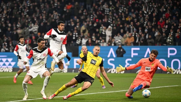 Ekitiké beim 1:0 für die Eintracht. - © Arne Dedert/dpa