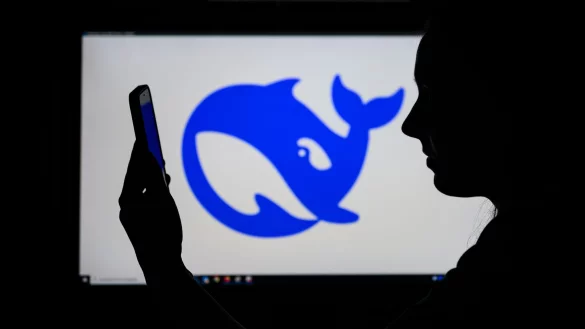 Die Vorstellung der chinesischen KI DeepSeek Ende Januar schockierte die etablierte US-Konkurrenz und löste ein Börsenbeben aus. Cybersicherheitsfachleute halten die Anwendung für bedenklich, die italienische Datenschutzbehörde hat DeepSeek auf den Index gesetzt. (Foto: Illustration) - © Patrick Pleul/dpa