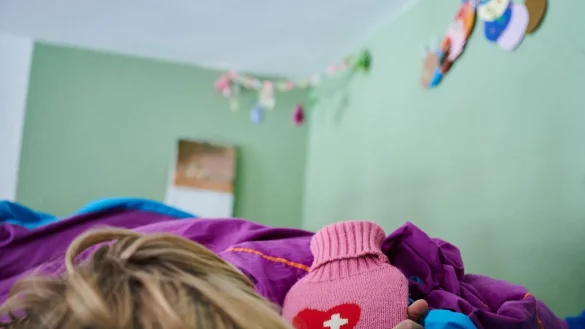 An den Schulen müssen zum Teil Unterrichtsstunden ausfallen (Symbolbild). - © Annette Riedl/dpa