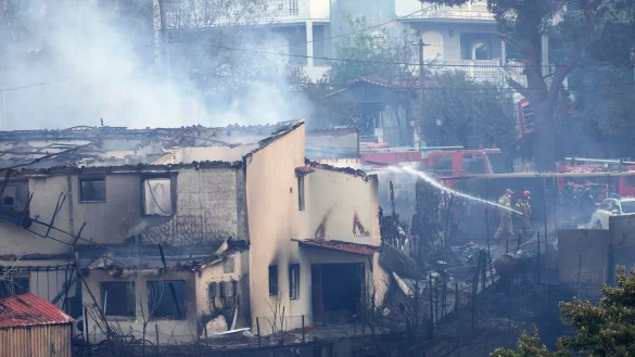 Zahlreiche H&auml;user sind besch&auml;digt oder vollst&auml;ndig ausgebrannt. - &copy; Yorgos Karahalis/AP/dpa