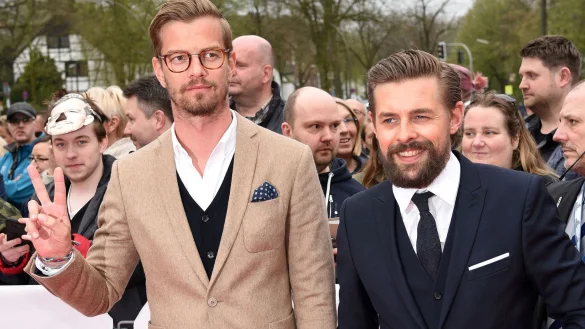 Joko Winterscheidt (l) und Klaas Heufer-Umlauf bleiben ihrem Haussender ProSieben treu. - © Henning Kaiser/dpa