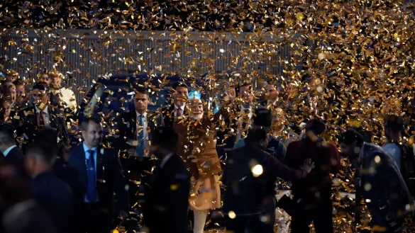 Anh&auml;nger der in Indien regierenden Partei BJP feiern zusammen mit Premierminister Narendra Modi ihren Sieg bei der Regionalwahl in Delhi. (Foto Archiv) - &copy; Manish Swarup/AP/dpa
