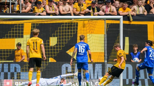 Christoph Daferner (Dynamo Dresden, 2.v.r.) erzielt das Tor zum 1:1. - © Robert Michael/dpa