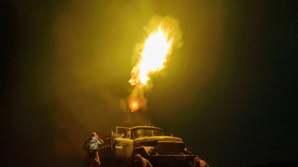 Erneut wird die ukrainische Flugabwehr gefordert. (Archivbild) - © Evgeniy Maloletka/AP/dpa