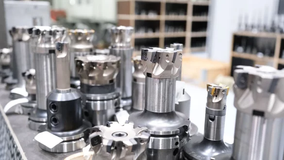 Viele Unternehmen halten sich derzeit mit Investitionen in Maschinen und Anlagen zurück. (Symbolbild) - © Bernd Weißbrod/dpa