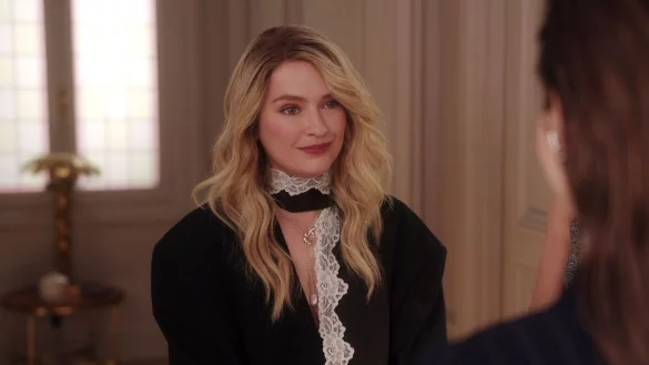 Camille Razat als Camille in der Serie «Emily in Paris». - © -/Netflix/dpa