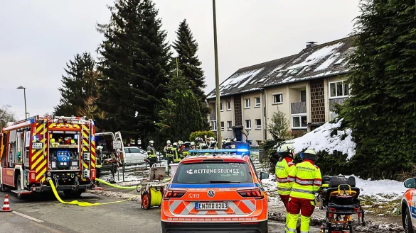 Zwei Menschen kamen in ein Krankenhaus - sie seien schwer verletzt, aber nicht in Lebensgefahr, heißt es bei der Polizei. - © Alex Talash/dpa