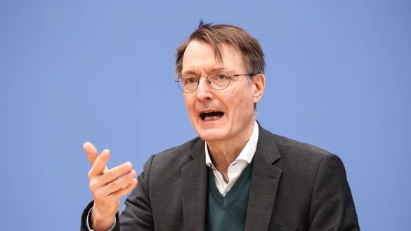 Gesundheitsminister Lauterbach spricht vom Beginn eines neuen digitalen Zeitalters. - © Hannes P. Albert/dpa