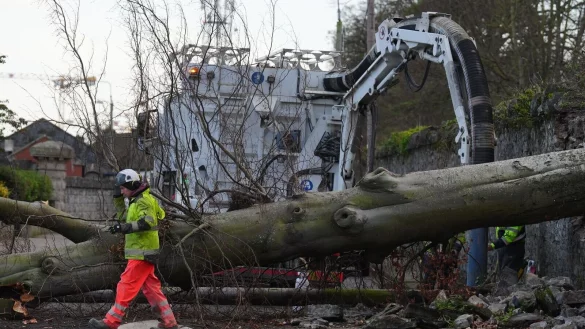 Die Wetterlage in Irland und Gro&szlig;britannien bleibt angespannt. - &copy; Brian Lawless/PA Wire/dpa