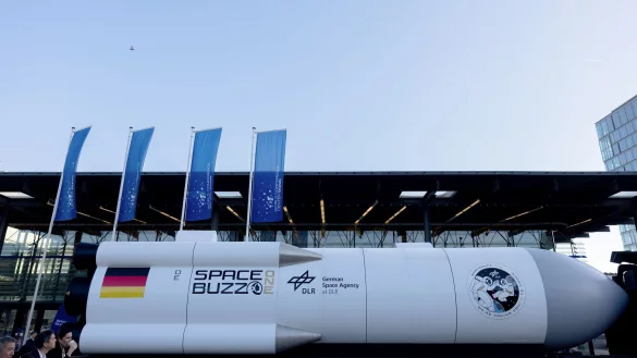 Weltraumschrott wird zunehmend zur Gefahr - darauf will eine internationale Konferenz in Bonn hinweisen. - &copy; Rolf Vennenbernd/dpa