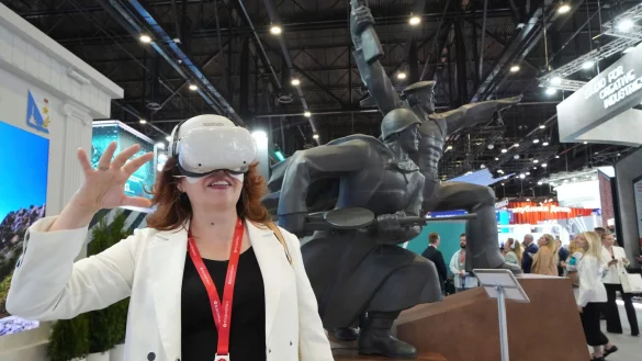 Russische Unternehmer und Konzerne pr&auml;sentieren beim Petersburger Internationalen Wirtschaftsforum ihre neuesten Errungenschaften. - &copy; Dmitri Lovetsky/AP/dpa