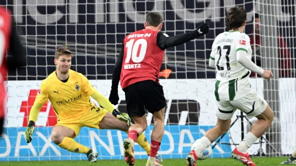 Wirtz schießt das 1:0 für Leverkusen - © Federico Gambarini/dpa