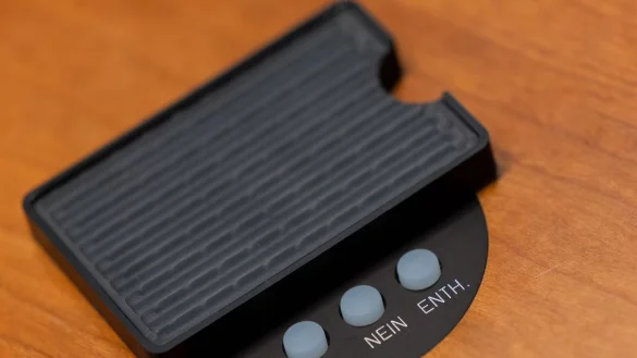 Das neue digitale Abstimmungsger&auml;t im Tisch eines Abgeordneten im Plenarsaal des Landtags. - &copy; Rolf Vennenbernd/dpa