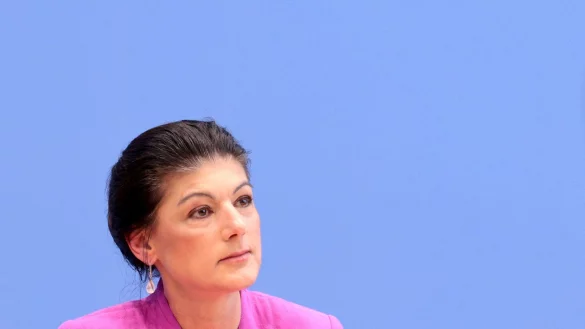 Das BSW war bereits im März mit Eilanträgen in Karlsruhe gescheitert. (Archivbild) - © Carsten Koall/dpa