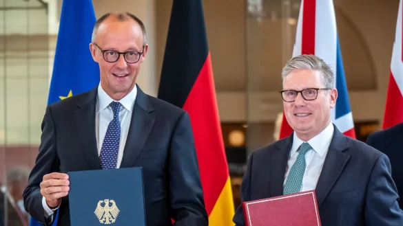 Friedrich Merz und Keir Starmer haben einen neuen Freundschaftsvertrag für Deutschland und Großbritannien unterzeichnet. - © Michael Kappeler/dpa