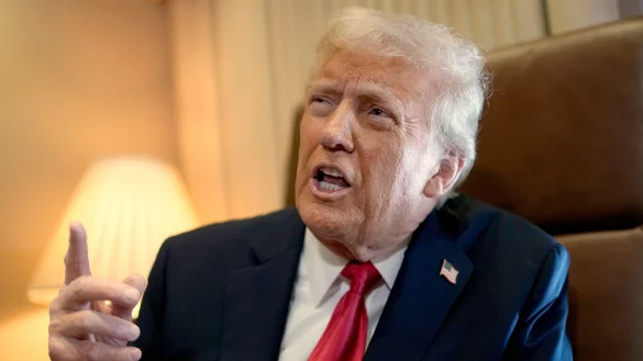 Trump bezeichnet die Begnadigungen als «großartige Sache für die Menschheit». - © Ben Curtis/AP/dpa