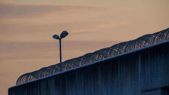 Gegen den Ehemann besteht nach dem Tod seiner Frau in einer Besuchszelle dringender Tatverdacht. (Archivbild) - © Klaus-Dietmar Gabbert/dpa