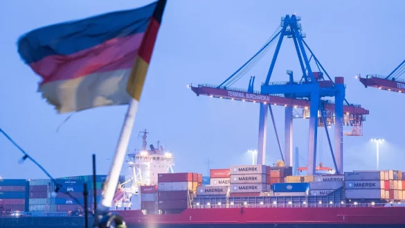 Auf einem Schiff im Hamburger Hafen weht die deutsche Flagge. (Archivbild) - © Daniel Bockwoldt/dpa