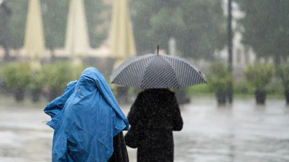 Nass und mit Temperaturen unter 25 Grad geht der Juli in Deutschland zu Ende. - © Markus Lenhardt/dpa