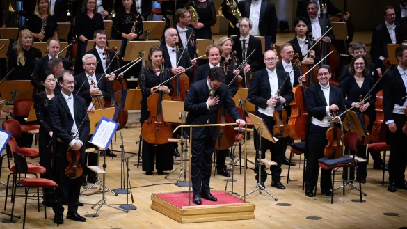 Dirigent Lahav Shani und die M&uuml;nchner Philharmoniker werden in Berlin gefeiert. - &copy; Bernd von Jutrczenka/dpa