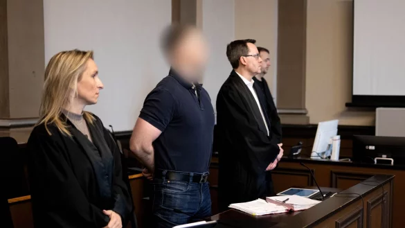 Nach der Mordserie mit vier Toten im niedersächsischen Landkreis Rotenburg (Wümme) ist der angeklagte Bundeswehrsoldat zu lebenslanger Haft verurteilt worden. - © Sina Schuldt/dpa