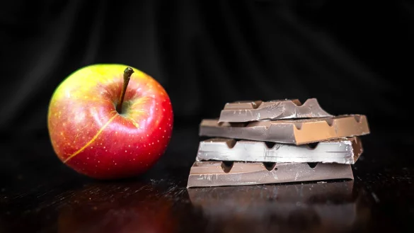 Bei einer Orthorexie wird Essen in gut und böse eingeteilt. (Illustration) - © Sina Schuldt/dpa