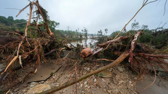 27 Menschen sind bei den Sturzfluten gestorben. - © Julio Cortez/AP/dpa