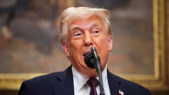 Trump ist mit den bisherigen Erklärungen seiner Kabinettsmitglieder zu der massiven Sicherheitspanne zufrieden. (Archivbild) - © -/AP Pool/dpa