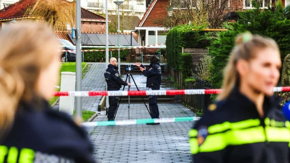 Nach einer Großfahndung hat die Polizei in Rotterdam einen 24-Jährigen gefasst, der drei Männer ohne erkennbaren Grund erschossen haben soll. - © JEFFREY GROENEWEG/ANP/dpa
