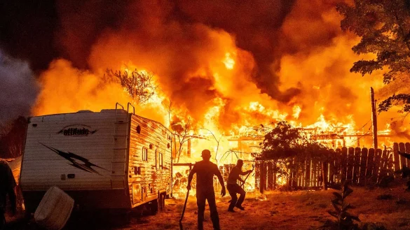 Ein Blitz soll den Brand ausgelöst haben. - © Noah Berger/AP/dpa