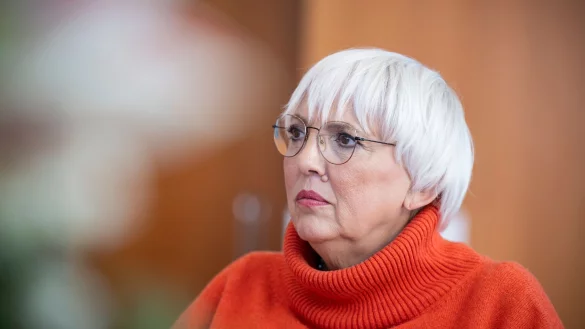 Kulturstaatsministerin Claudia Roth will das Verfahren zur Rückgabe von NS-Raubgut reformieren. (Archivbild) - © Hannes Albert/dpa