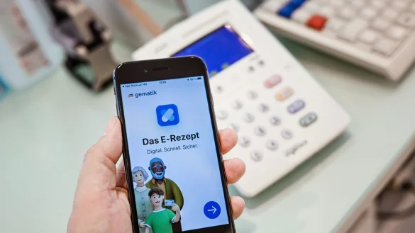 Das E-Rezept wird auf einem zentralen Server gespeichert, und die Apotheke wird beim Einstecken der Karte in das Leseger&auml;t autorisiert, es von dort abzurufen. - &copy; Jens Kalaene/dpa/dpa-tmn