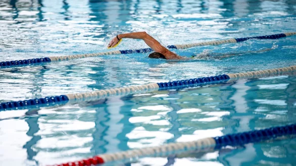 Ob Kraul oder Brust: Auch Erwachsene können schwimmen lernen. - © Sina Schuldt/dpa/dpa-tmn