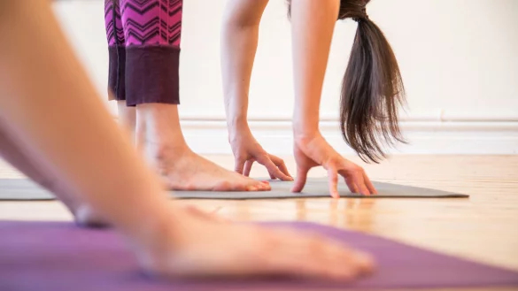 Verabreden für einen gemeinsamen Yogakurs: Wer sich mit anderen zusammenschließt, bleibt eher an seinen Sport-Vorhaben dran. - © Christin Klose/dpa-tmn