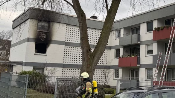 Die Feuerwehr im Einsatz am Brandort in Köln. Bei dem Feuer starben zwei Menschen. - © Vincent Kempf/dpa