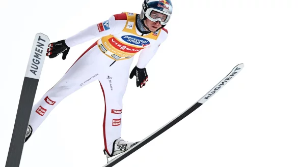 Österreichs Skisprung-Youngster Tschofenig. - © Daniel Karmann/dpa