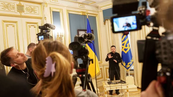 Viel wurde über ein zukünftiges Rohstoff-Abkommen zwischen den USA und der Ukraine spekuliert, doch geht es Selenskyj zufolge erst einmal nur um ein Rahmenabkommen. - © Evgeniy Maloletka/AP/dpa