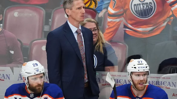 Oilers-Coach Kris Knoblauch und seine Stars Leon Draisaitl (r) und Connor McDavid haben die dritte Final-Partie bei den Florida Panthers verloren. - © Nathan Denette/The Canadian Press/AP/dpa