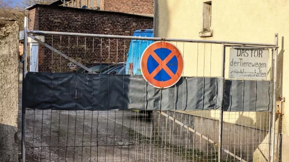 Bei der Kontrolle eines Eiswagens soll der Inhaber die Mitarbeiterinnen der Lebensmittelüberwachung mit einem Messer angegriffen haben. - © Alex Talash/dpa