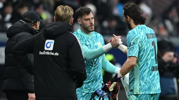 Torwartwechsel beim VfL Wolfsburg: Marius Müller (M) muss den verletzten Kamil Grabara ersetzen. - © Arne Dedert/dpa