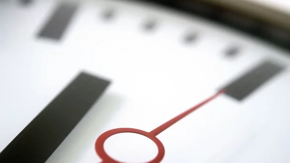 Wann die Arbeitszeit anfängt, ist in den meisten Fällen klar geregelt. - © Andrea Warnecke/dpa-tmn