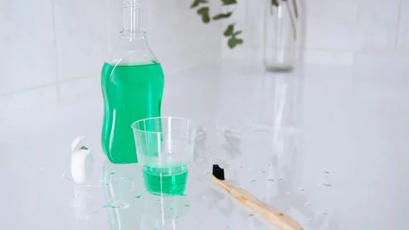 Scharf oder lieber mild? Wem die eigene Mundspülung gut mundet, der nutzt sie wahrscheinlich häufiger. - © Anna Hirte/dpa-tmn