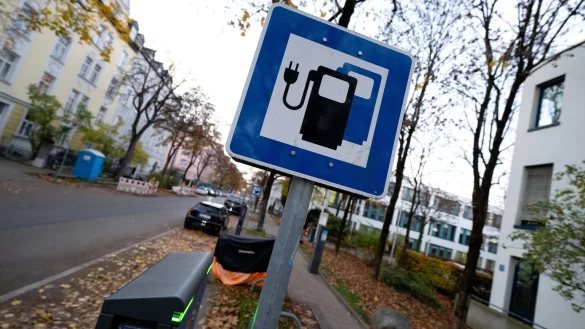 Wie viele öffentliche Ladepunkte es im Vergleich zum Bestand an E-Autos gibt, schwankt je nach Region stark (Archivbild) - © Sven Hoppe/dpa