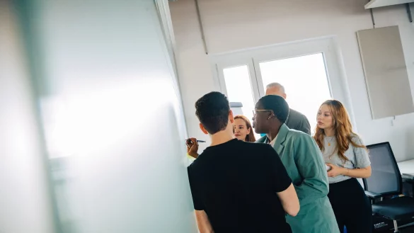 Wer sich weiterbilden möchte, muss Zeit investieren. Ob sie als bezahlte Arbeitszeit gilt, ist aber oft abhängig von individuellen Vereinbarungen. - © Zacharie Scheurer/dpa-tmn