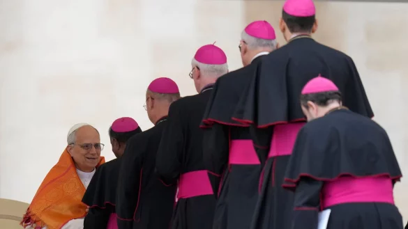 Der neue Papst Leo XIV. hat eine alte Tradition wiederbelebt - den sogenannten Konklave-Bonus. (Archivbild) - © Gregorio Borgia/AP/dpa