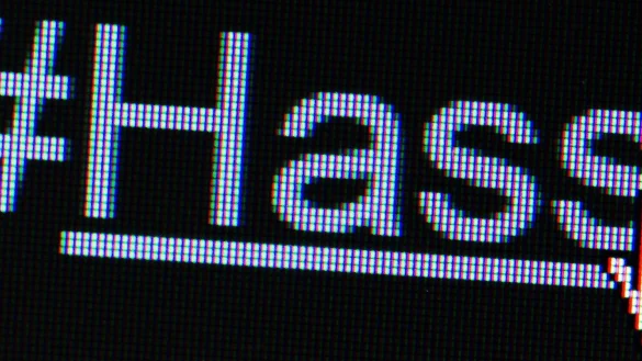 Beratungsstellen sehen Anbieter sozialer Netzwerke mit in der Pflicht (Symbolbild). - © Lukas Schulze/dpa