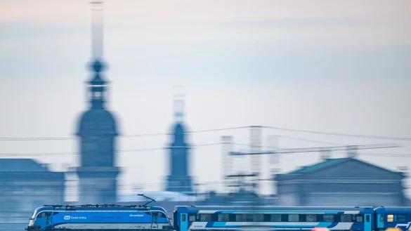 Ein Eurocity-Zug fährt durch Dresden. In einem Teil der Züge wird es weiterhin die beliebten Speisewagen mit frisch gekochtem Essen geben. (Archivbild) - © Robert Michael/dpa/dpa-tmn